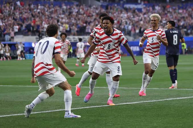 The U.S. dazzles in its World Cup opener, dominating Paraguay 4-1