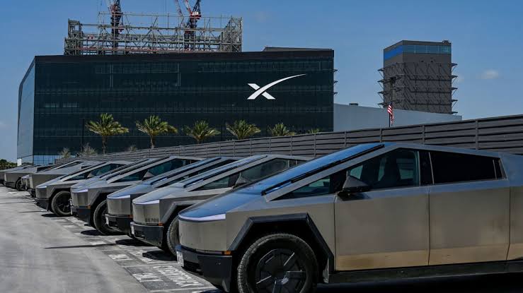 SpaceX has now lost the equivalent of a full Tesla in market capitalization