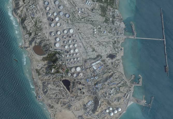 US authorizes Iranian oil sales amid talks on final peace deal