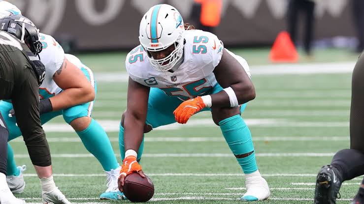 Dolphins, Aaron Brewer reach 3-year, $52.5 million extension
