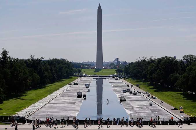 After D.C.'s Reflecting Pool gets repainted, visitors ask: What changed?