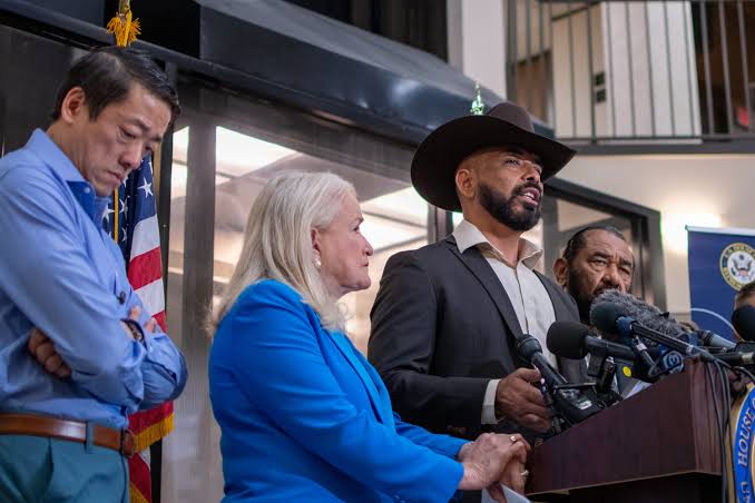 Lorenzo Salgado Araujo’s passengers dispute ICE’s account of his fatal shooting, their attorney says