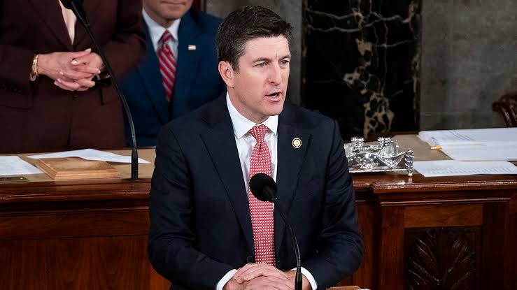 House passes GOP stock trading ban bill