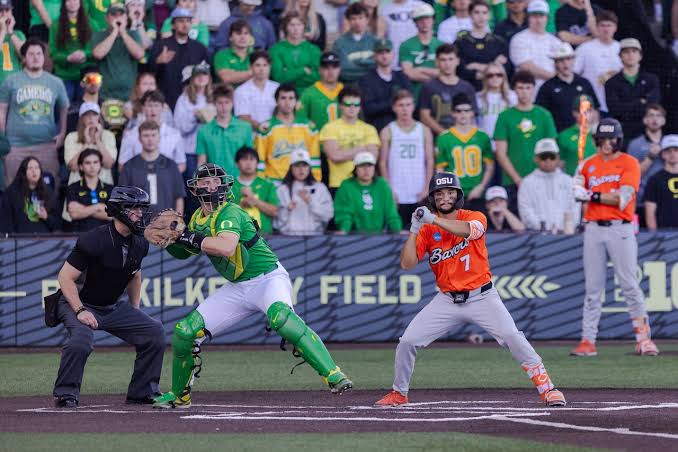 Oregon leads Oregon State baseball in 8th: Live updates from Eugene Regional final