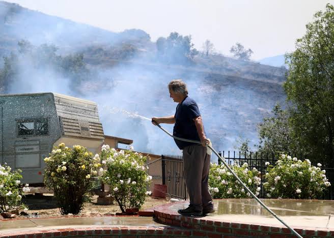 Sandy fire spreads, prompting evacuation warnings in L.A. County