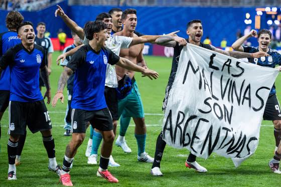U.K. urges FIFA to investigate Argentina after players brandish Falklands banner at World Cup