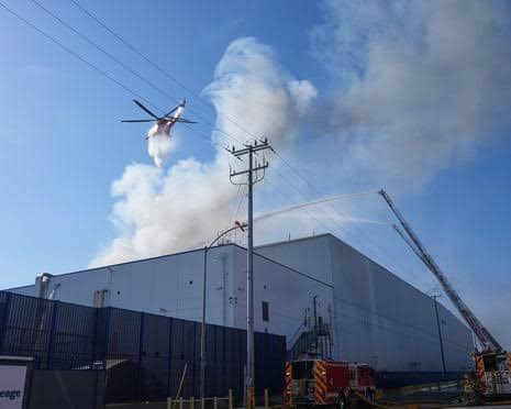 Shelter-in-place ordered in LA as blaze engulfs roof of 500,000 sq-ft warehouse