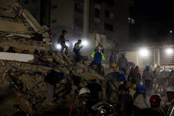 In Venezuela, a Community Comes Together to Search for Earthquake Survivors