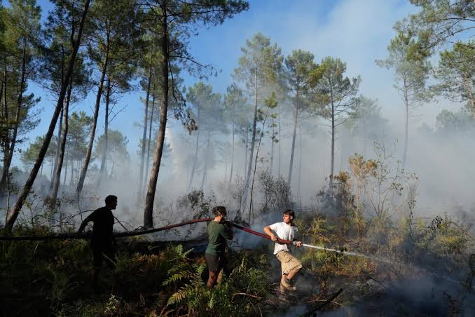 French president pledges support on visit to fire zone, vows: ‘We will win this battle together’