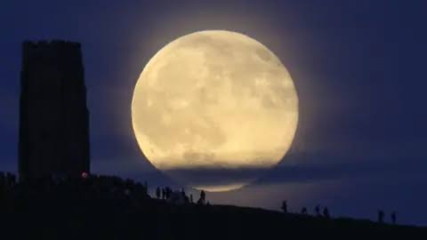 Where is best to see the Strawberry Moon tonight?
