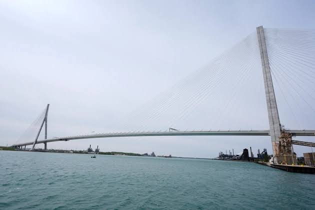 New US-Canada bridge to open after delay