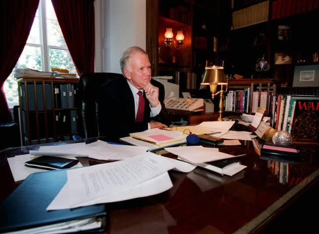 Bob Packwood, longtime Oregon Senator marred by scandal, dies at 93