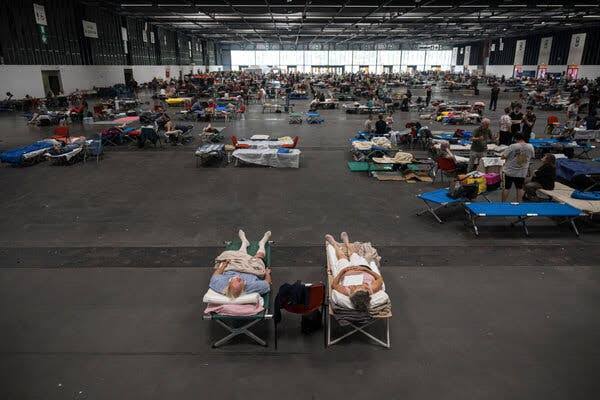 Flames Advance on Bordeaux, Where Evacuees Balance Dread and Hope
