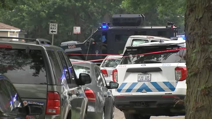 Chicago shooting: CPD police officer shot, 3 others hurt in Albany Park on Springfield Avenue, CFD and video shows