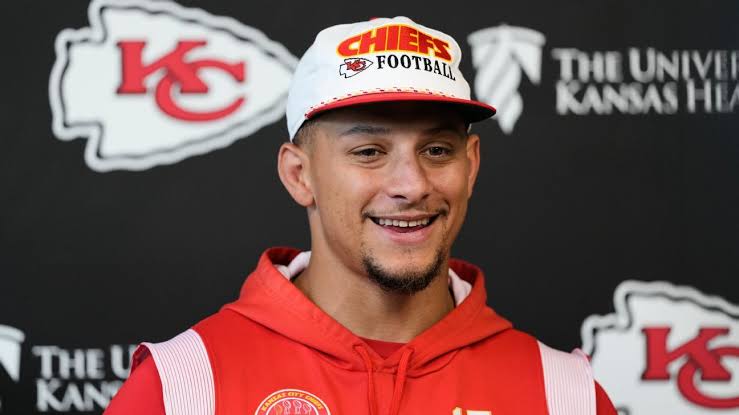 Chiefs' Mahomes pleased to get OTA reps amid knee injury recovery