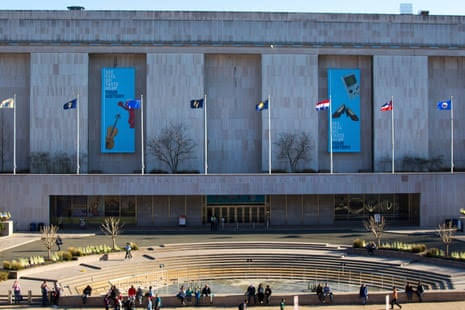 Trump escalates Smithsonian attack with order for signs outside history museum