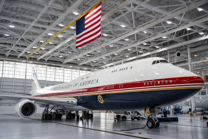 Trump unveils a new presidential airplane