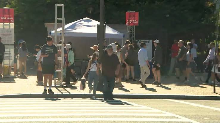 Tourists flock to reflecting pool, Great American State Fair on National Mall