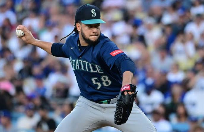 Mariners trade Luis Castillo to White Sox for three players