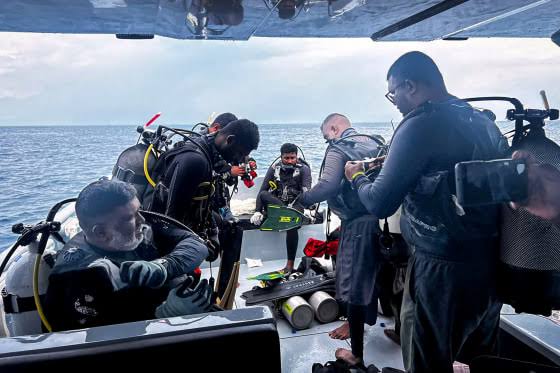 A Maldivian military diver has died while searching for the bodies of four Italian divers
