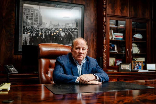 Former Detroit Mayor Duggan Drops Out of Race for Michigan Governor