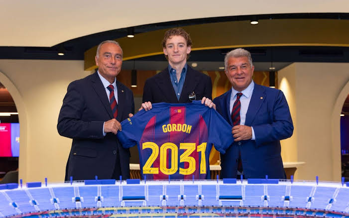 Anthony Gordon becomes an FC Barcelona player