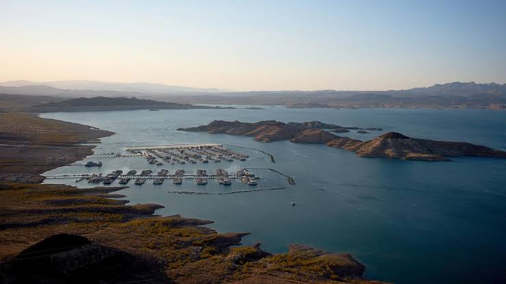 Lake Mead, nation's largest reservoir, reaches its lowest water level on record