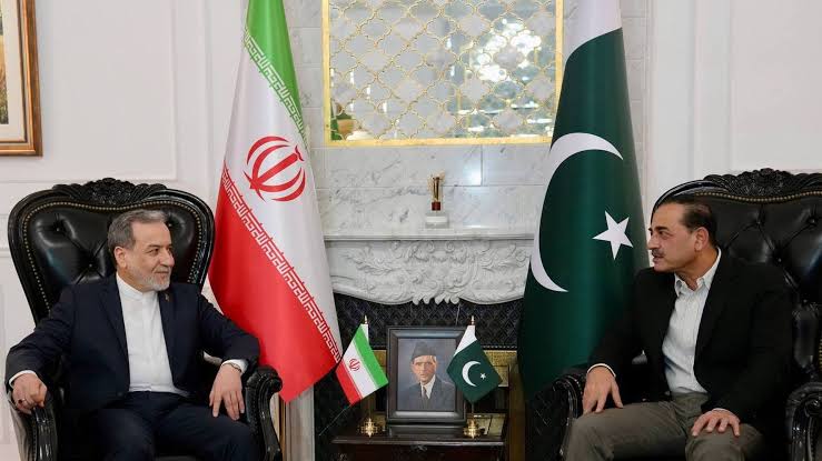 Pakistani field marshal in Tehran to try to seal U.S.-Iran deal
