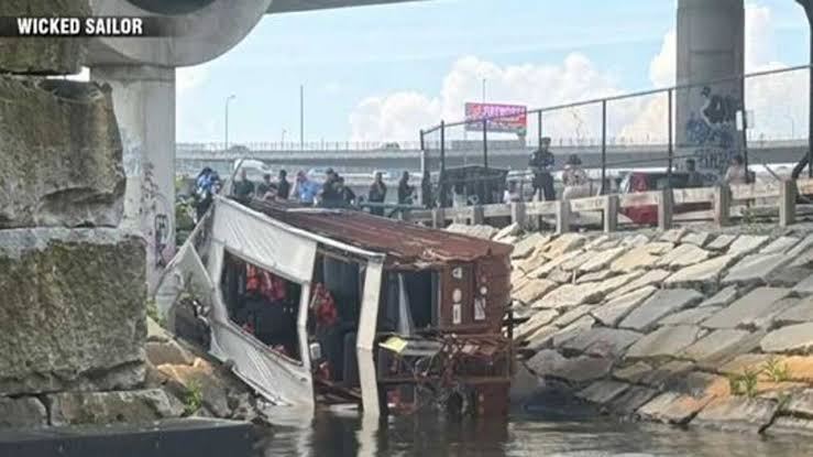At least 11 injured after duck boat overturns at entrance to Charles River - Boston News, Weather, Sports