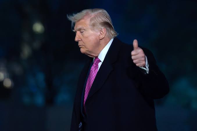 Trump said to tell aides he’s willing to end Iran war without reopening Hormuz