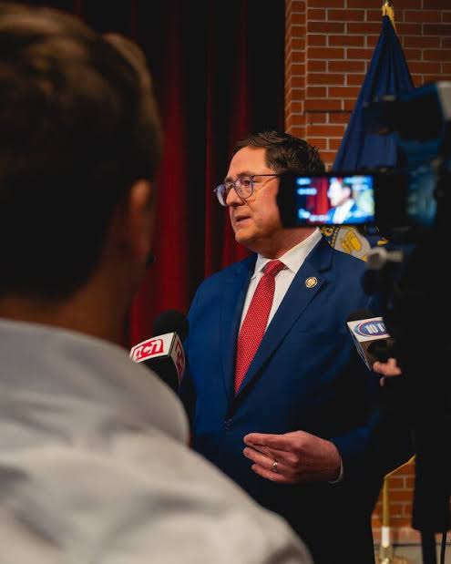 Meeting Voters, a Republican Tries to Outrun His Party’s Woes
