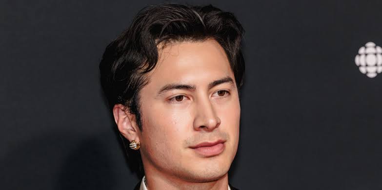 Hudson Williams Video Goes Viral as He Stands Up for His Privacy & Safety Against Autograph Seekers