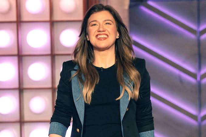 Kelly Clarkson celebrates ‘no more HR meetings’ after ending talk show