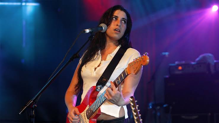 “Listen, I’ve actually sat in a room with her and a guitar, watching those tiny hands. She made it look so effortless.” Watch Amy Winehouse stun audiences with her voice and a Stratocaster