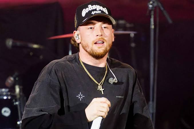 Felony warrant issued for country singer Bailey Zimmerman after he was accused of trashing hotel room