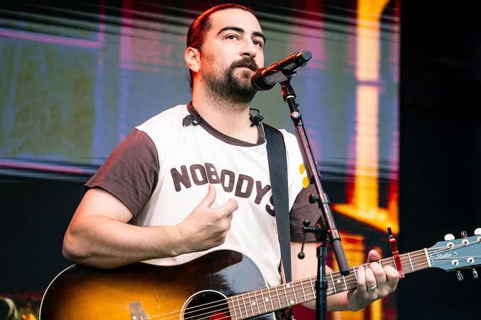 Noah Kahan begs fans to stop pooping in their pants during his concerts: 'Dear god just go to the bathroom'