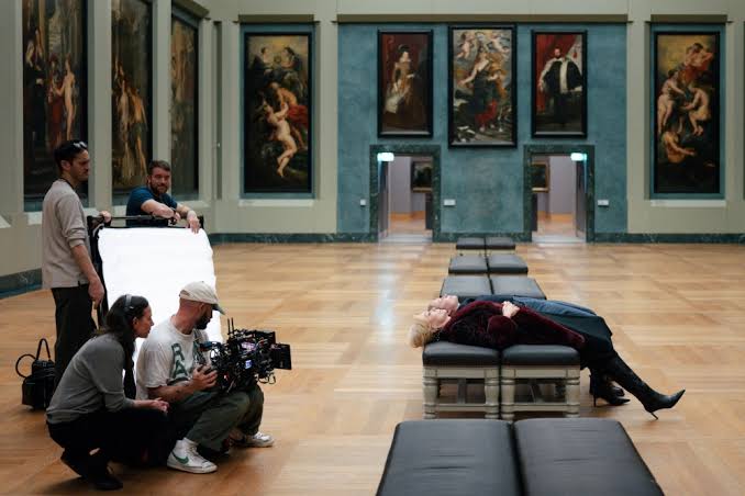 How the ‘Hacks’ Finale Managed to Shoot in the Louvre After Last Year’s Heist Made It Seemingly Impossible