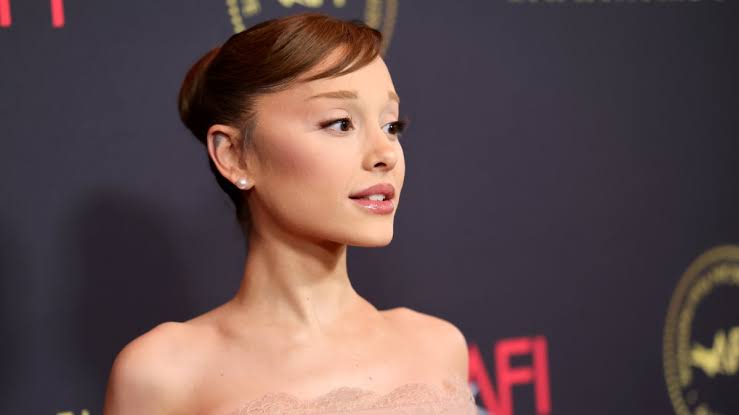 Ariana Grande addresses fans in Chicago after news she's stepping back from public eye
