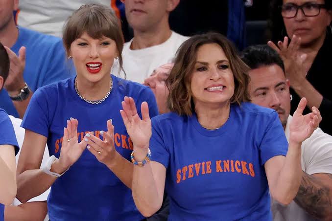 Taylor Swift Twins at Knicks Game with Mariska Hargitay, Who Inspired Her Cat's Name