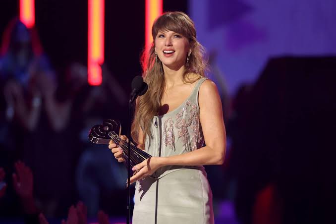 Taylor Swift Shouts Out Travis Kelce in iHeartRadio Music Awards Speech