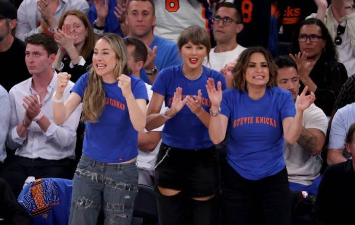 Hank Azaria isn’t happy Taylor Swift got courtside Knicks tickets: “Everybody else is stuck wherever”