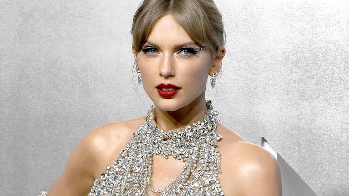Taylor Swift Wedding Ring Reveal — First Look at Her Rock
