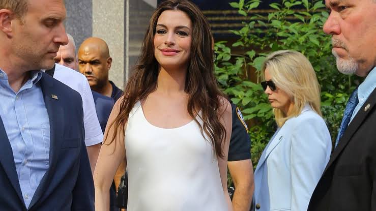 Pregnant Anne Hathaway Glows in Custom GapStudio Gown for ‘Late Night’ Appearance