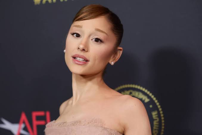 Ariana Grande Pauses Show to Address Break From Public Eye: 'I Wanted to Speak to my Fans Directly'