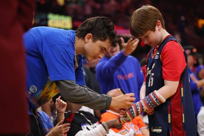 Celebrities light it up courtside for Knicks vs Cavs in Game 4