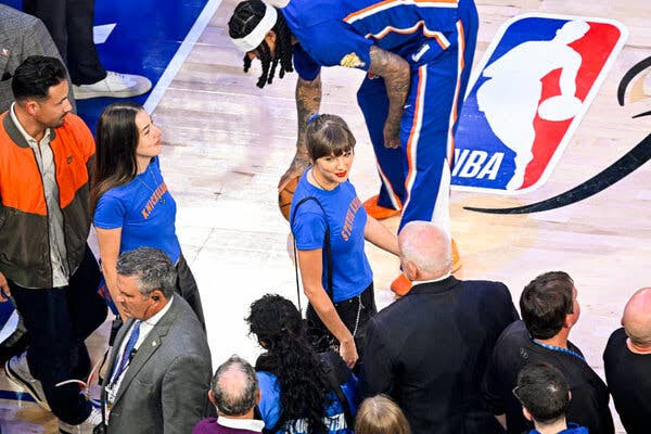 Taylor Swift Appears at Knicks Game With Haim Sisters