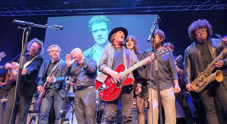 Eddie Vedder leads one final singalong for Glen Hansard at Vicar Street