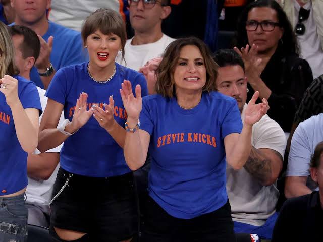 Mariska Hargitay Runs on the Court to Celebrate in Hilarious Knicks Game Moment Fans Might Have Missed