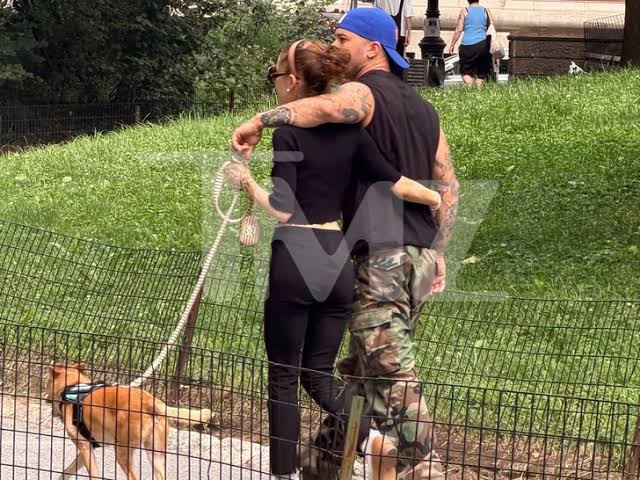 Ariana Grande & Ricky Alvarez Cozy Up During Central Park Stroll
