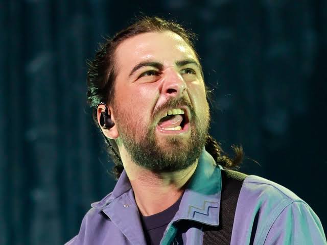 Noah Kahan begs fans to ‘use the bathroom’ after crowd ‘poop’ incident: ‘Please God’